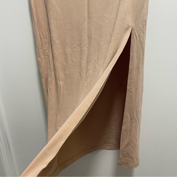 Jersey stretch pencil skirt from Babaton - Picture 2 of 4